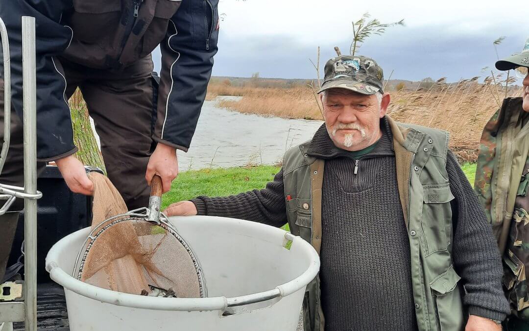 Der Neue Gewässerwart vom Regionalanglerverband Recknitz-Darßer-Boddenkette leitet die Herbstbesatzmaßnahmen 